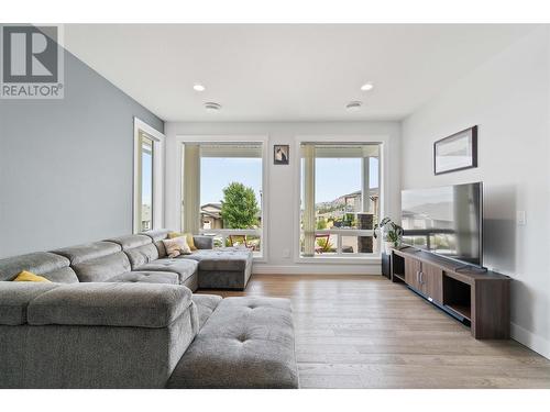 1219 Monte Vista Avenue, Kelowna, BC - Indoor Photo Showing Living Room