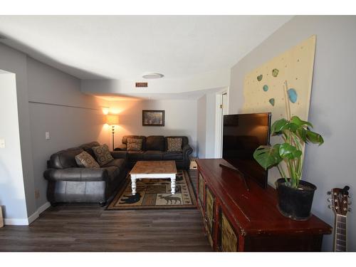 3743 Simpson Road, Cranbrook, BC - Indoor Photo Showing Living Room