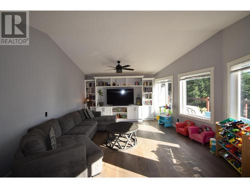 3743 Simpson Road, Cranbrook, BC - Indoor Photo Showing Living Room