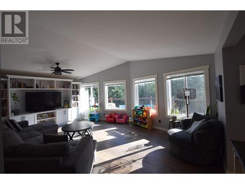 3743 Simpson Road, Cranbrook, BC - Indoor Photo Showing Living Room