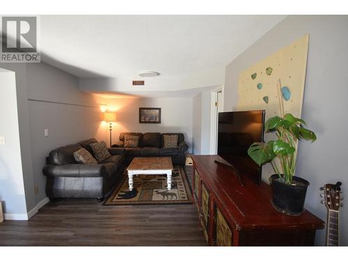 3743 Simpson Road, Cranbrook, BC - Indoor Photo Showing Living Room