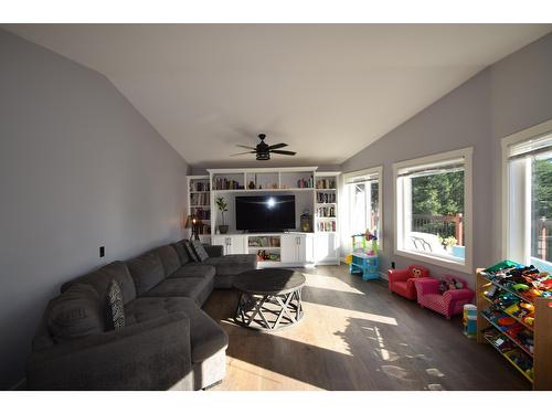 3743 Simpson Road, Cranbrook, BC - Indoor Photo Showing Living Room