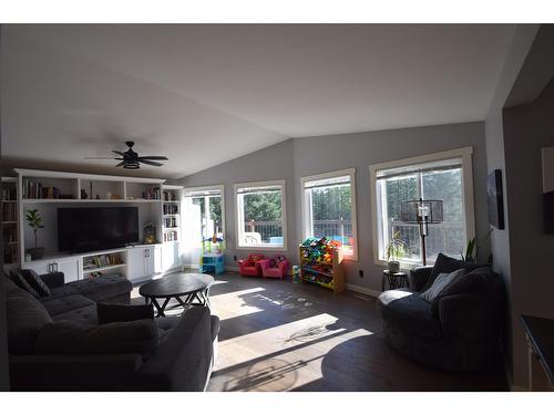 3743 Simpson Road, Cranbrook, BC - Indoor Photo Showing Living Room