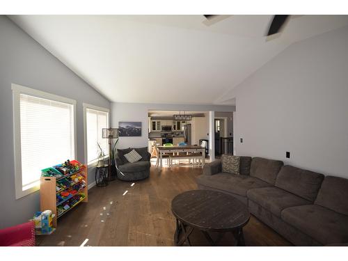 3743 Simpson Road, Cranbrook, BC - Indoor Photo Showing Living Room