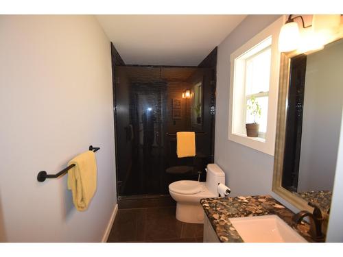 3743 Simpson Road, Cranbrook, BC - Indoor Photo Showing Bathroom