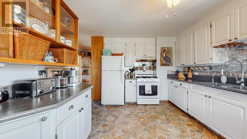 5957 Okanagan Street, Oliver, BC - Indoor Photo Showing Kitchen