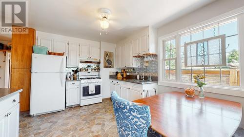 5957 Okanagan Street, Oliver, BC - Indoor Photo Showing Kitchen