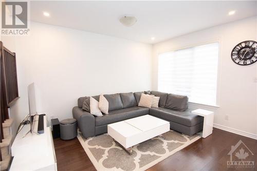 4372 Kelly Farm Drive, Ottawa, ON - Indoor Photo Showing Living Room