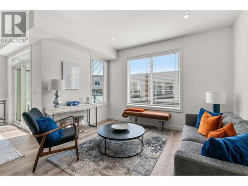 610 Academy Way Unit# 117, Kelowna, BC - Indoor Photo Showing Living Room