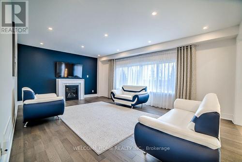 125 Gardiner Drive W, Bradford West Gwillimbury (Bradford), ON - Indoor Photo Showing Living Room With Fireplace