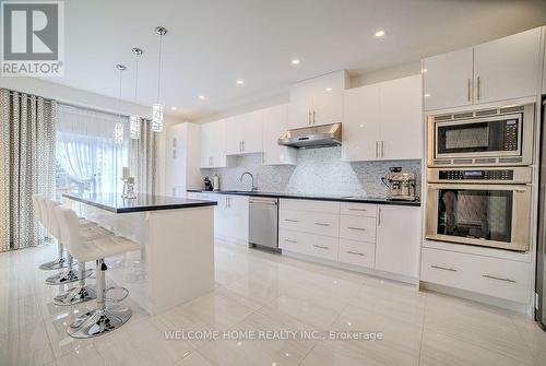 125 Gardiner Drive W, Bradford West Gwillimbury (Bradford), ON - Indoor Photo Showing Kitchen With Upgraded Kitchen