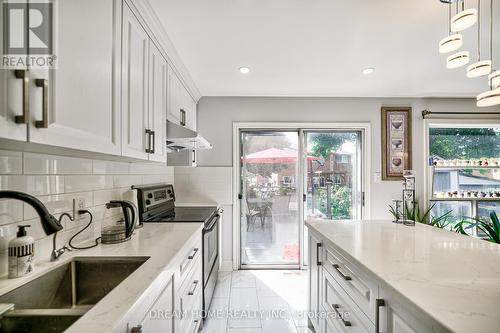 53 Delaney Crescent, Barrie (Northwest), ON - Indoor Photo Showing Kitchen With Upgraded Kitchen