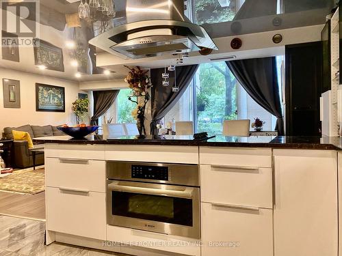 133 - 1300 Marlborough Court, Oakville (College Park), ON - Indoor Photo Showing Kitchen