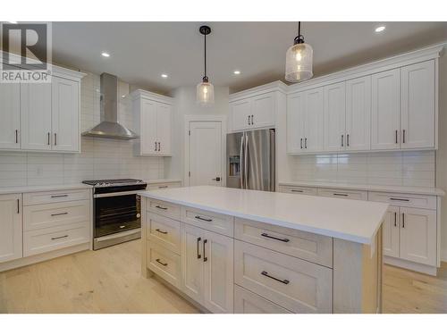 960 15 Avenue Se, Salmon Arm, BC - Indoor Photo Showing Kitchen With Upgraded Kitchen