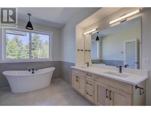 960 15 Avenue Se, Salmon Arm, BC - Indoor Photo Showing Bathroom