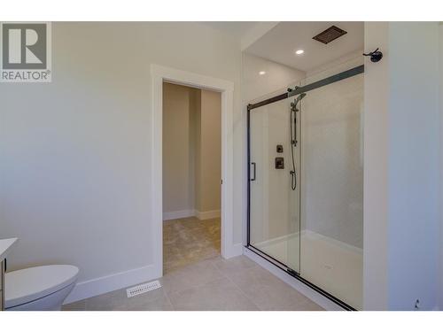 960 15 Avenue Se, Salmon Arm, BC - Indoor Photo Showing Bathroom