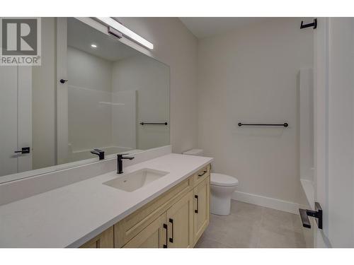 960 15 Avenue Se, Salmon Arm, BC - Indoor Photo Showing Bathroom