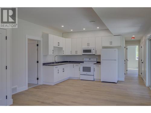 960 15 Avenue Se, Salmon Arm, BC - Indoor Photo Showing Kitchen