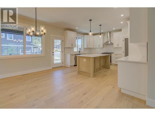 960 15 Avenue Se, Salmon Arm, BC - Indoor Photo Showing Kitchen