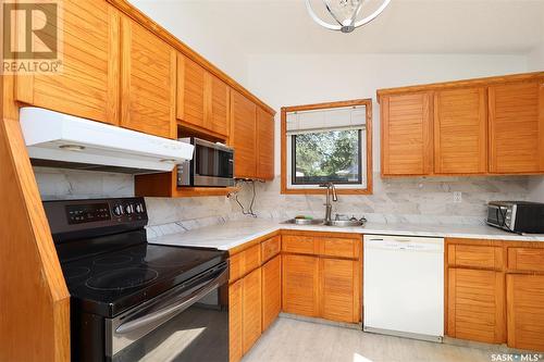 2816 Grant Road, Regina, SK - Indoor Photo Showing Kitchen With Double Sink