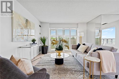 Ph6 - 2210 Lakeshore Road, Burlington (Lasalle), ON - Indoor Photo Showing Living Room