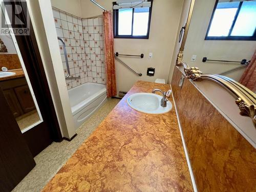 614 12Th  Street, Castlegar, BC - Indoor Photo Showing Bathroom