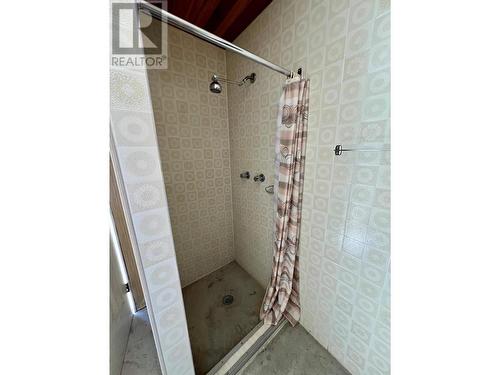 614 12Th  Street, Castlegar, BC - Indoor Photo Showing Bathroom