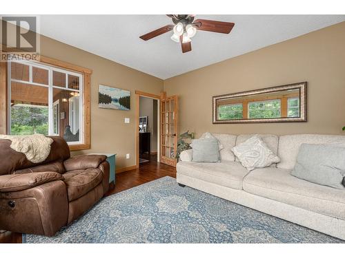 380 Richlands Road, Cherryville, BC - Indoor Photo Showing Living Room