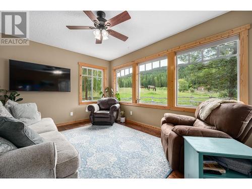 380 Richlands Road, Cherryville, BC - Indoor Photo Showing Living Room