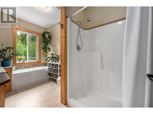 380 Richlands Road, Cherryville, BC - Indoor Photo Showing Bathroom