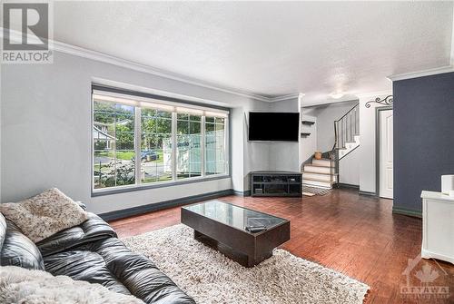 7 Eastpark Drive, Ottawa, ON - Indoor Photo Showing Living Room