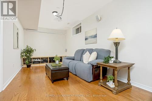 145 Wheeler Court, Guelph/Eramosa (Rockwood), ON - Indoor Photo Showing Living Room