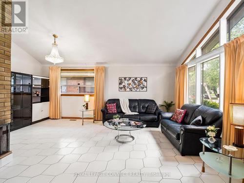 145 Cass Avenue, Toronto (Tam O'Shanter-Sullivan), ON - Indoor Photo Showing Living Room