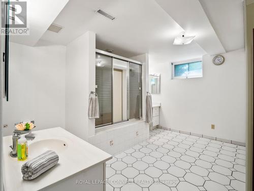 145 Cass Avenue, Toronto (Tam O'Shanter-Sullivan), ON - Indoor Photo Showing Bathroom