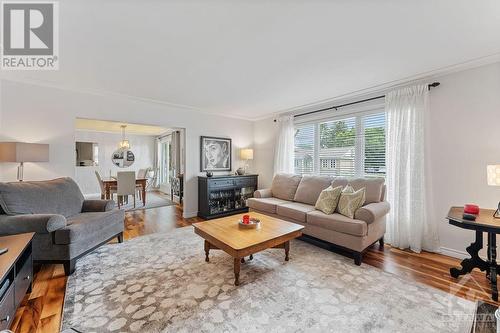 887 Notre Dame Street, Embrun, ON - Indoor Photo Showing Living Room