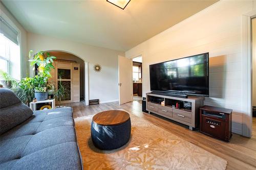 117 1St Street Sw, Carman, MB - Indoor Photo Showing Living Room