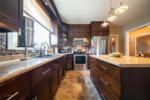 117 1St Street Sw, Carman, MB - Indoor Photo Showing Kitchen With Double Sink With Upgraded Kitchen