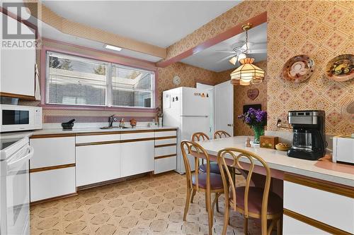 401 County Rd 2 Road, Cardinal, ON - Indoor Photo Showing Kitchen