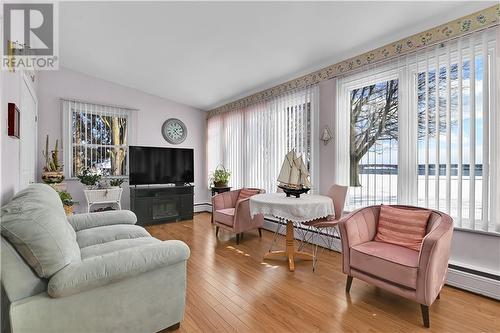 401 County Rd 2 Road, Cardinal, ON - Indoor Photo Showing Living Room