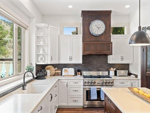 3029 Visao Court, Kamloops, BC - Indoor Photo Showing Kitchen With Upgraded Kitchen