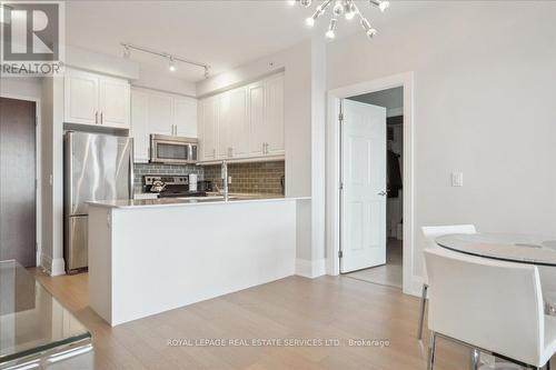 407 - 2480 Prince Michael Drive, Oakville (Iroquois Ridge North), ON - Indoor Photo Showing Kitchen With Stainless Steel Kitchen