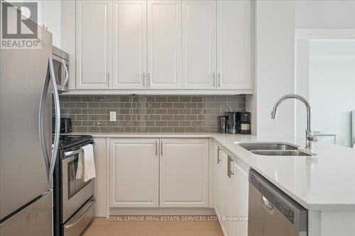 407 - 2480 Prince Michael Drive, Oakville (Iroquois Ridge North), ON - Indoor Photo Showing Kitchen With Stainless Steel Kitchen With Double Sink With Upgraded Kitchen