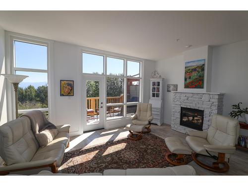 28 - 1000 Northstar Drive, Kimberley, BC - Indoor Photo Showing Living Room With Fireplace