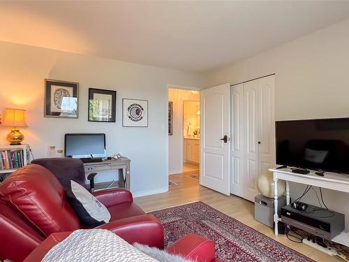 203-2910 Cook St, Victoria, BC - Indoor Photo Showing Living Room