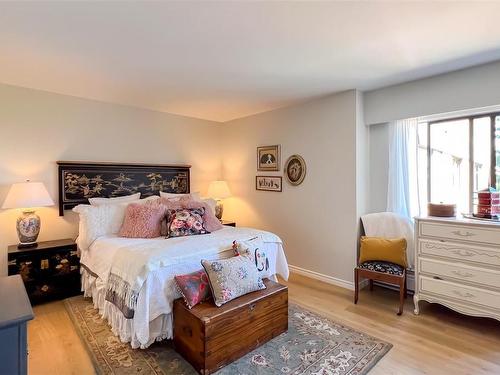 203-2910 Cook St, Victoria, BC - Indoor Photo Showing Bedroom