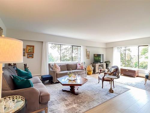 203-2910 Cook St, Victoria, BC - Indoor Photo Showing Living Room