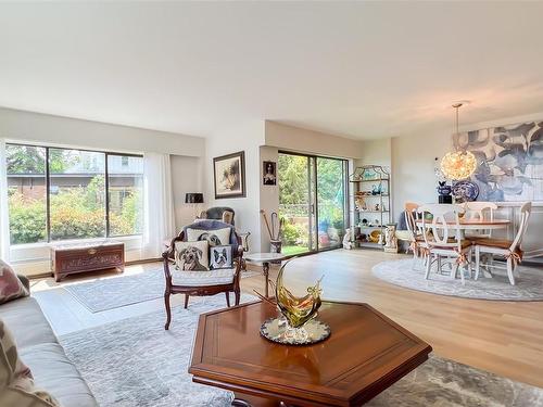 203-2910 Cook St, Victoria, BC - Indoor Photo Showing Living Room