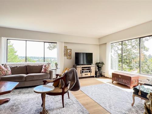 203-2910 Cook St, Victoria, BC - Indoor Photo Showing Living Room