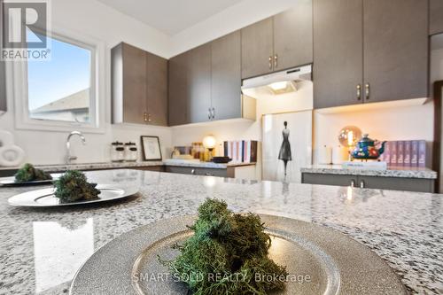 73 Current Drive, Richmond Hill, ON - Indoor Photo Showing Kitchen With Upgraded Kitchen