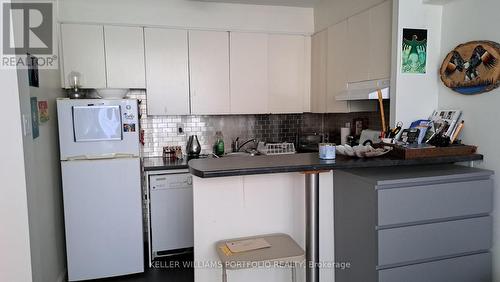 206 - 30 Gloucester Street, Toronto (Church-Yonge Corridor), ON - Indoor Photo Showing Kitchen